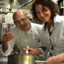 Anne Sallé alias "Mikuy" dans les cuisines de Jacques Rolancy, MOF, à Nice -@IB Photo d'Anne Sallé avec le chef Jacques Rolancy, dans les cuisines du restaurant