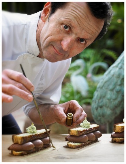 François Raimbault, chef pâtissier de l'0asis**, Mandelieu réalise sa bûche.
