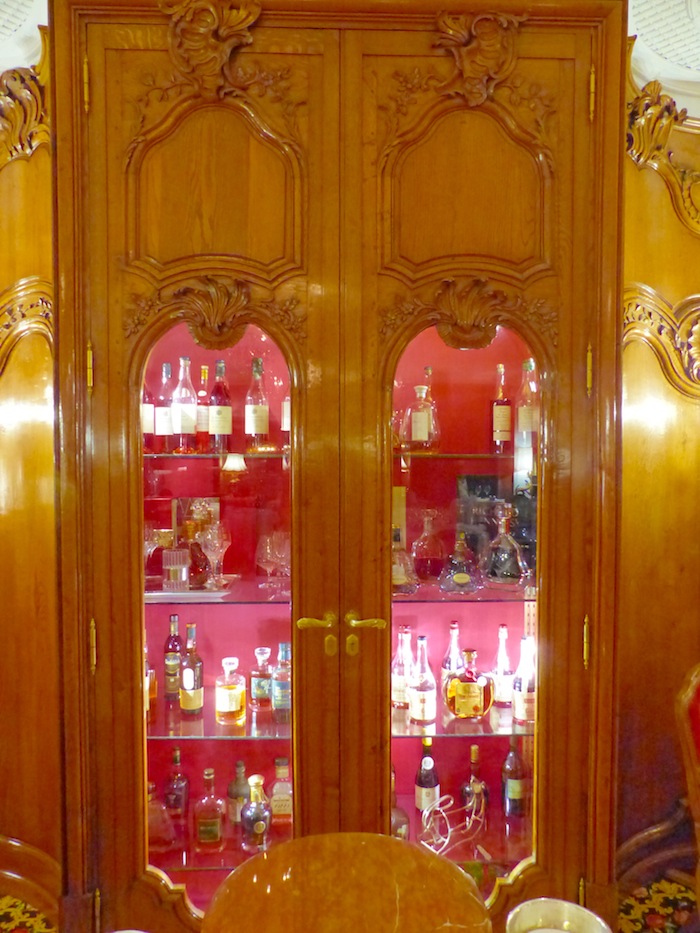Négresco-Chantecler-Un coin que les amateurs de beaux flacons apprécient : la vitrine des alcools
