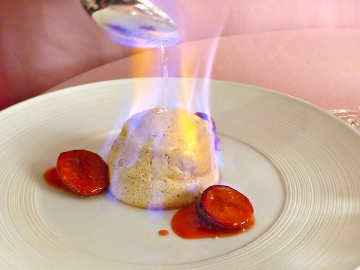 Le dessert phare de la table du Chantecler : le "Soufflé flambé au Grand Marnier Cordon rouge, poêlée de fruits rouges ou d’agrumes sauce Suzette (suivant la saison), sorbet glacé".