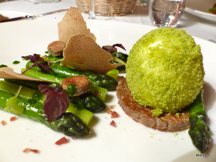 Mon plat fétiche du dîner : les belles asperges vertes et l'oeuf bio.