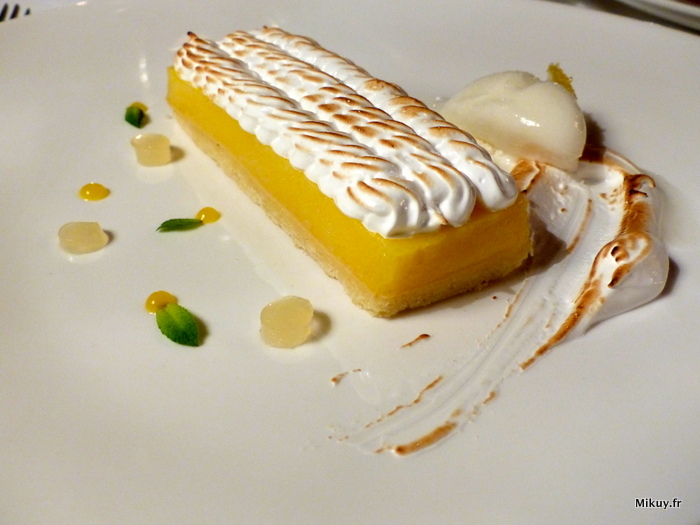 Le Citron en tarte meringuée revisitée et sorbet jaune.