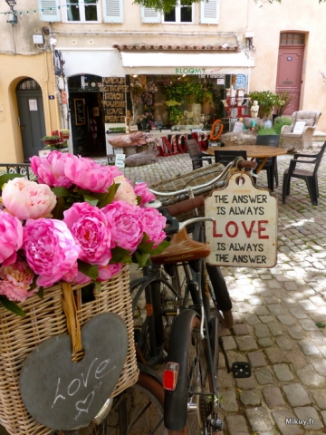 Place de l'Ormeau, "the answer is always love"... Saint-Tropez
