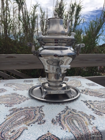Le samovar, l'ustensile utilisé pour faire le thé en Perse.