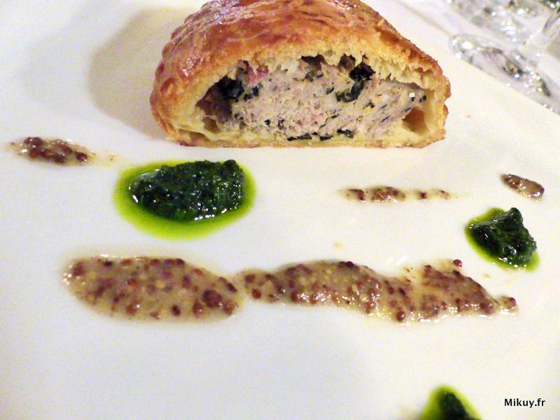 Tiède tourte charcutière farcie au veau, porc, volaille et foie gras - La Mirabelle