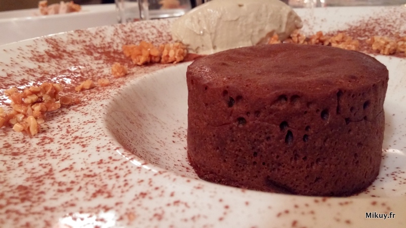 Chocolat chaud comme un gâteau avec sa truffe fondante, crème glacée vanille et truffe - La Mirabelle