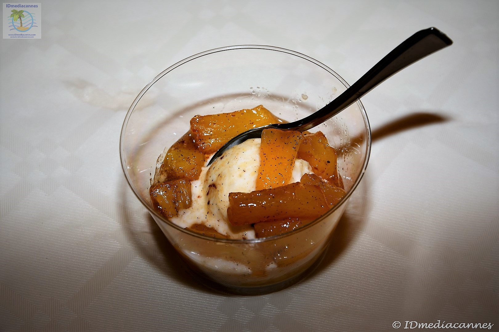 Ananas rôti déglacé au vinaigre de cidre caramélisé au beurre de vanille et rhum, sa glace coco 