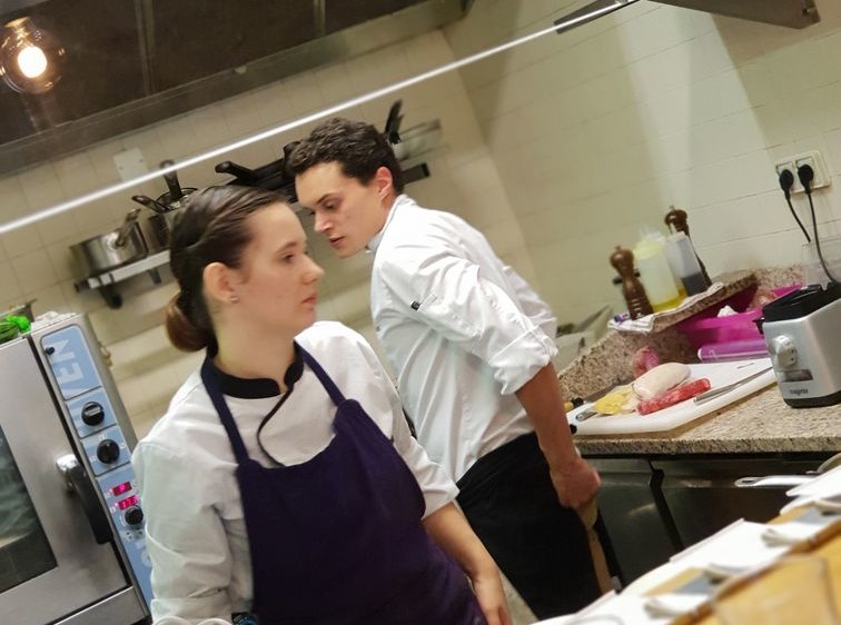 Le chef Antoine Sacré et Mélanie (qui fait de très bonnes pâtisseries).