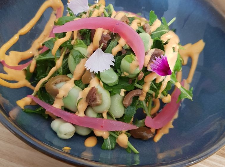 Tartare de veau à l’anchois, salade de fèves aux olives taggiasche, mayonnaise aux péquillos...