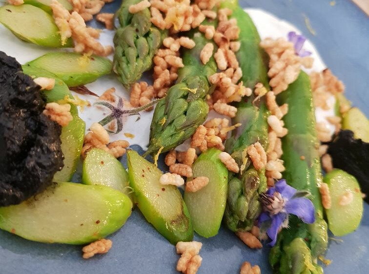 Asperges vertes rôties, yaourt au wasabi, crème de sésame noir et riz soufflé...
