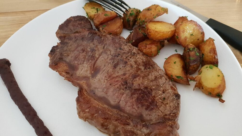 L'Entrecôte, pommes de terre en persillade, chutney de vin rouge...