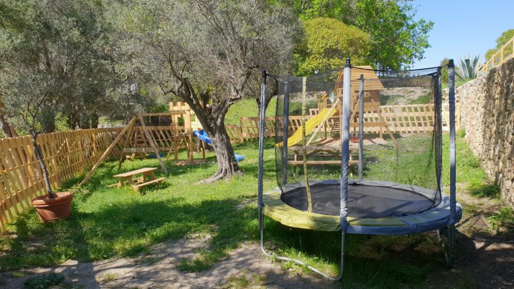 Le terrain de jeu extérieur pour les enfants du restaurant Lougolin