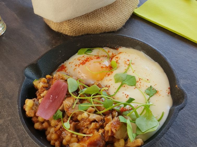Oeuf parfait fregola en risotto/émietté de poitrine de porc/oignons/émulsion de pommes de terre
