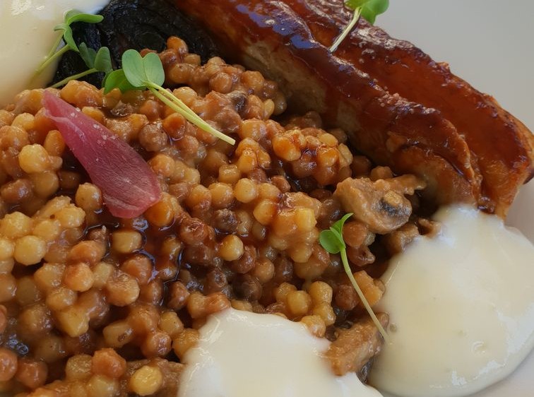 Poitrine de cochon confite/oignons des Cévennes/fregola en risotto champignons du moment/émulsion de pommes de terre