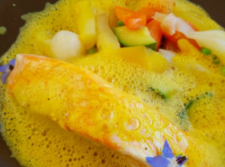 Pavé de saumon jus iodé safrané/tartare d’algues/légumes du jour