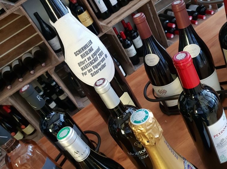 La cave à vin avec la bouteille souvenir de Masterchef à Lougolin