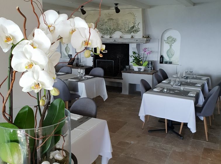 La salle du restaurant Lougolin, chic et lumineuse