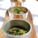 Trio d'amuse bouches petits pois lentilles et asperges dans leur timbale en argent sur plateau d'olivier...Le Relais des Moines - Sébastien Sanjou - A table !