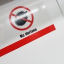 Vous imaginez bien que ce picto a éveillé ma curiosité... Métro de Singapour. Vous imaginez bien que ce picto allait éveiller ma curiosité...