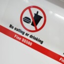 Une des raisons pour lesquelles c'est propre... Je pense que c'est pour les touristes. Métro de Singapour. Une des raisons pour lesquelles c'est propre... Je pense que c'est pour les touristes.