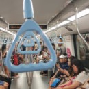 Métro de Singapour. Les sièges sont de chaque côté de la rame. Les Singapouriens sont fiers de leur métro et ils ont raison.