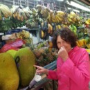 Alors, oui, le durian, ça pue ! Mais c'est bon, j'ai goûté :) en milshake Métro de Singapour. Alors, oui, le durian, ça pue ! Mais c'est bon, j'ai goûté :)