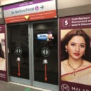 Il n'y a de pub que sur les portes du métro mais elles sont belles ! Métro de Singapour. Il n'y a de pub que sur les portes du métro et elles sont belles !