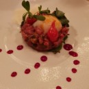 Tartare de filet boeuf charolais coupé au couteau, copeaux de pecorino et roquette Citrus